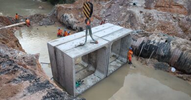 Prefeitura de Manaus instala novas aduelas na avenida Mário Ypiranga