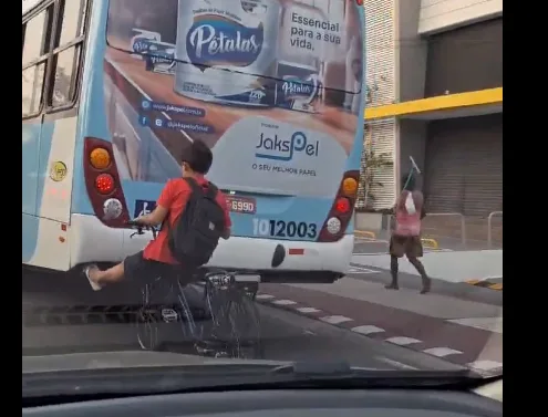 Jovem arrisca a vida pegando carona na traseira de ônibus em Manaus