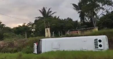 Motorista perde controle e capota com ônibus na Avenida das Flores