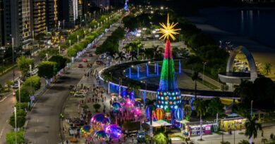 Na Ponta Negra, árvore de Natal de 30 metros é inaugurada com atrações instagramáveis