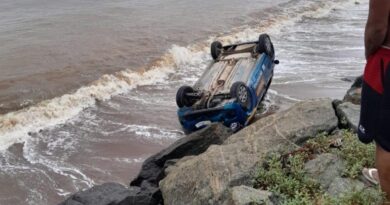 Carro de autoescola cai em praia após aluna confundir pedais ; VEJA VIDEO