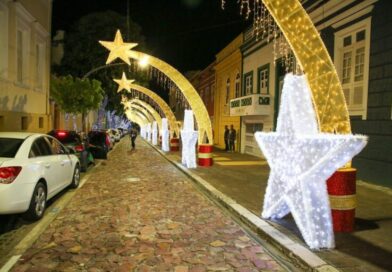 Estrutura natalina é alvo de vandalismo e incendiada no Centro de Manaus