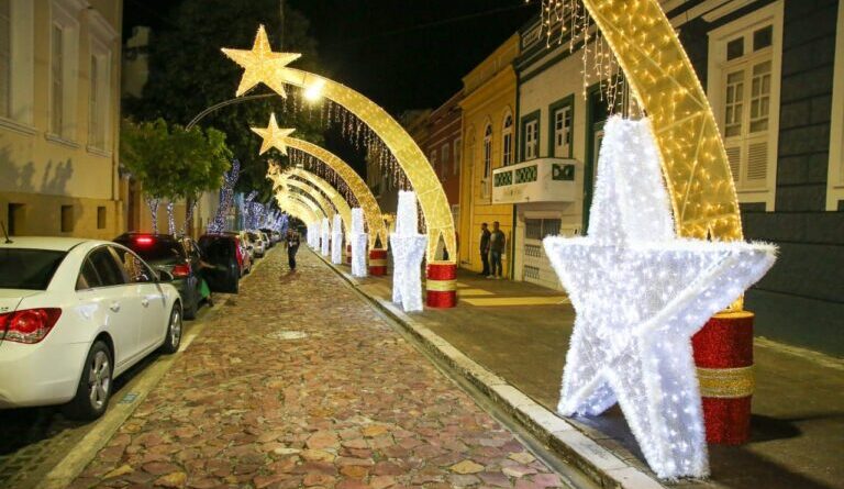 Estrutura natalina é alvo de vandalismo e incendiada no Centro de Manaus