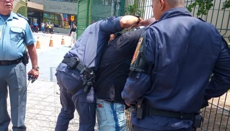 Assalt0 a ônibus na frente do Tribunal de Justiça acaba em tir0 e idos@ ferid@ em Manaus