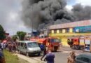 Incêndio de grandes proporções atinge galpão na rua do Fuxico, Zona Leste de Manaus