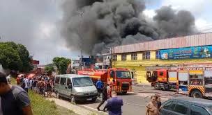 Incêndio de grandes proporções atinge galpão na rua do Fuxico, Zona Leste de Manaus