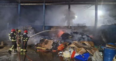 Incêndio atinge fábrica de materiais recicláveis no Distrito Industrial