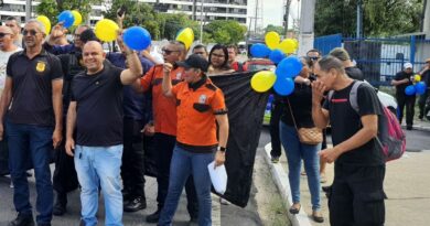 Vigilantes de unidades de saúde realizam protesto em Manaus contra salários atrasados