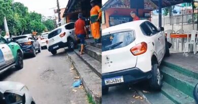 Carro se envolve em acidente de trânsito e invade calçada na zona Leste de Manaus