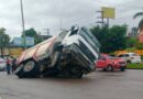 Caminhão tomba na avenida Torquato Tapajós e causa congestionamento