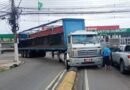 Carreta desgovernada invade contramão e congestiona trânsito na avenida Torquato Tapajós em Manaus