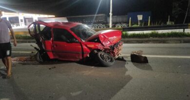 Motorista fica ferido e carro destruído durante grave acidente na Avenida Flores, em Manaus