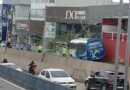 Micro-ônibus derruba poste e deixa bairro sem energia em Manaus