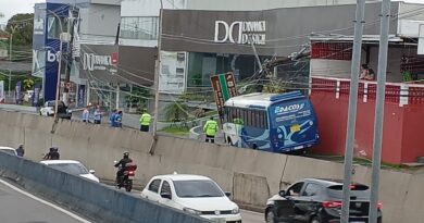 Micro-ônibus derruba poste e deixa bairro sem energia em Manaus