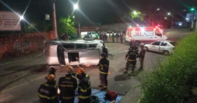 Carro com 7 pessoas capota e jovem de 19 anos morre em Manaus