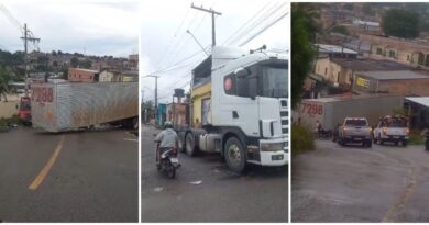 Carreta se desprende de cavalo mecânico e atinge pátio de casa no Jorge Teixeira