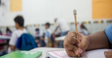 David Almeida anuncia pagamento do 14º salário para servidores da rede municipal de ensino em Manaus